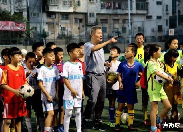 容志行|被贝利誉为世界顶级球员的容志行，若在当今世界足坛是什么水平？