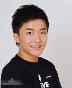 边策|央视“最帅主持人”，因涉毒坠楼身亡，命陨32岁，母亲为其伸冤