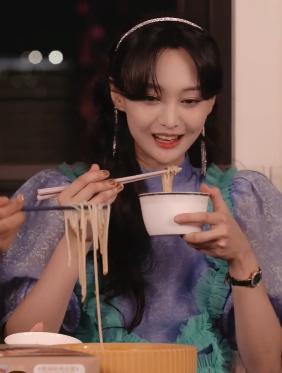 郑爽|郑爽直播发飙遭商家爆料：一个坑位赚近20万，怒斥其无职业操守