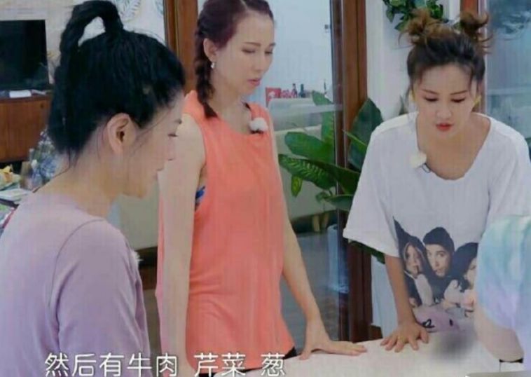 吉娜·爱丽丝■难怪吉娜的腰这么细，看清她吃火锅的专用食材，胖女孩一般都嫌弃