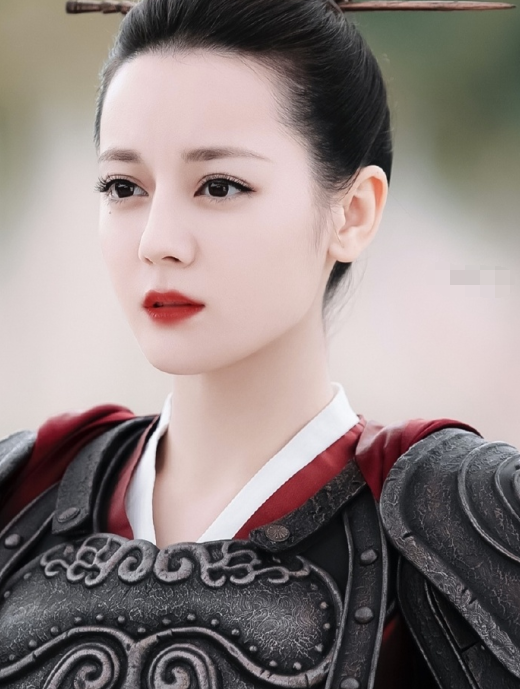 『迪丽热巴』热巴新戏“开机照”被疯传，戴口罩没化妆，素颜的双眼皮引热议
