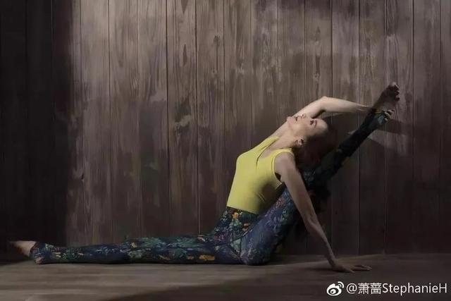 『佘诗曼』45岁佘诗曼身材照曝光：以貌取人，从来都很公平！