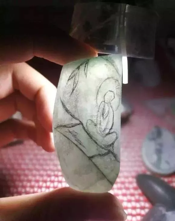 翡翠|买的一块900克的翡翠原石，做出的成品太让人喜欢了