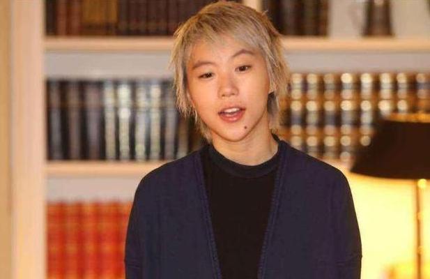 |走进王菲在北京的家，跟女儿住3层欧式别墅，平均一人住一层半