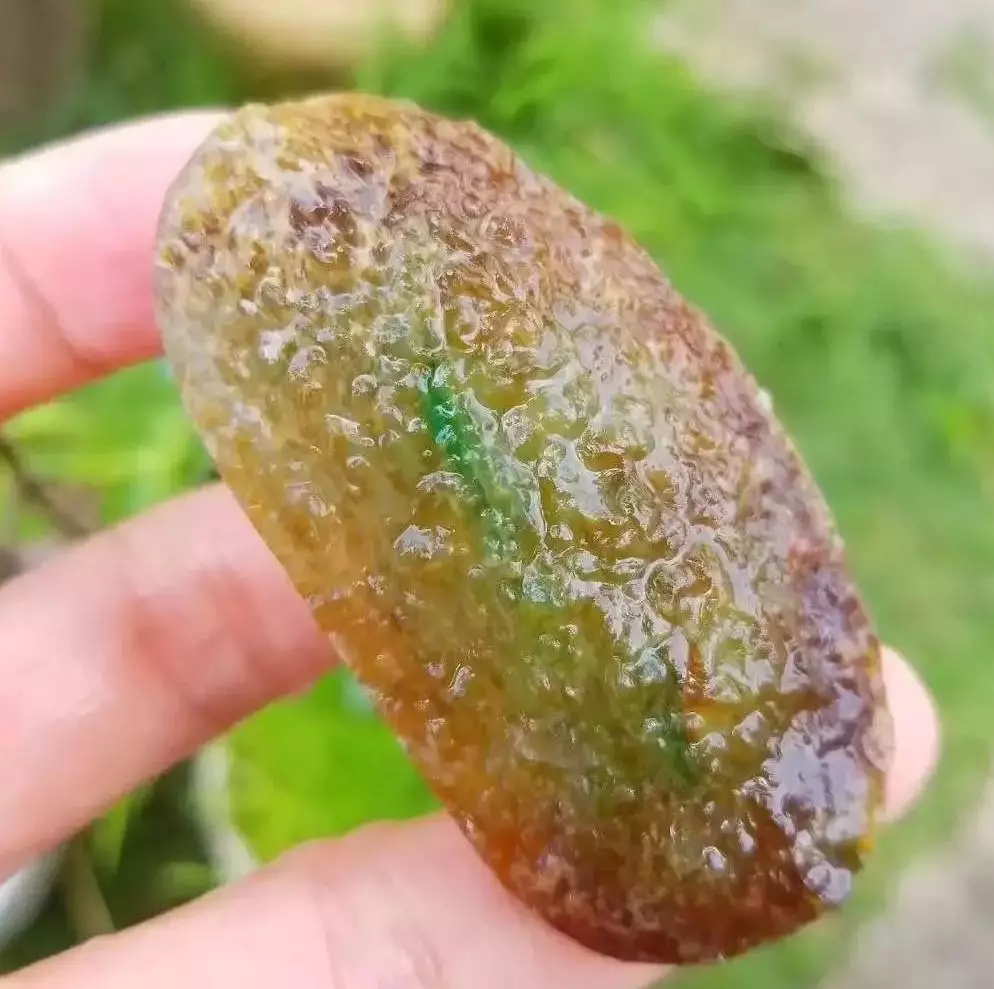 翡翠▲被豪主扔掉的边角料，没想到竟是块三彩翡翠，拾起重雕后悔莫及！