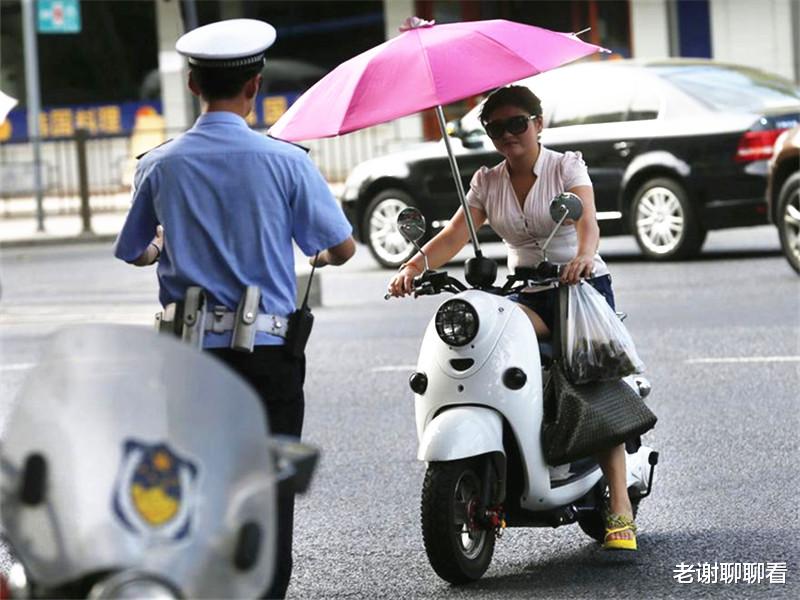 电动车：“一盔一带”刚过去，电动车又迎来2条新规？车主：这车还咋骑？