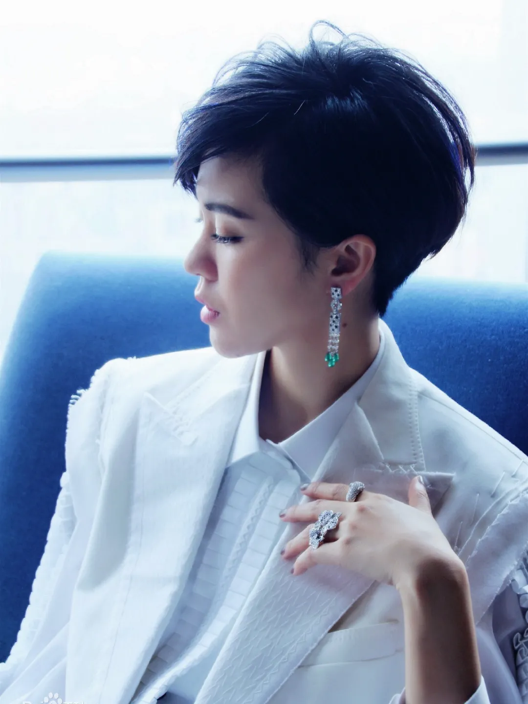 穿衣搭配|从《快乐女生》到影视剧主题曲女王，零绯闻无炒作的她，默默地唱了10年