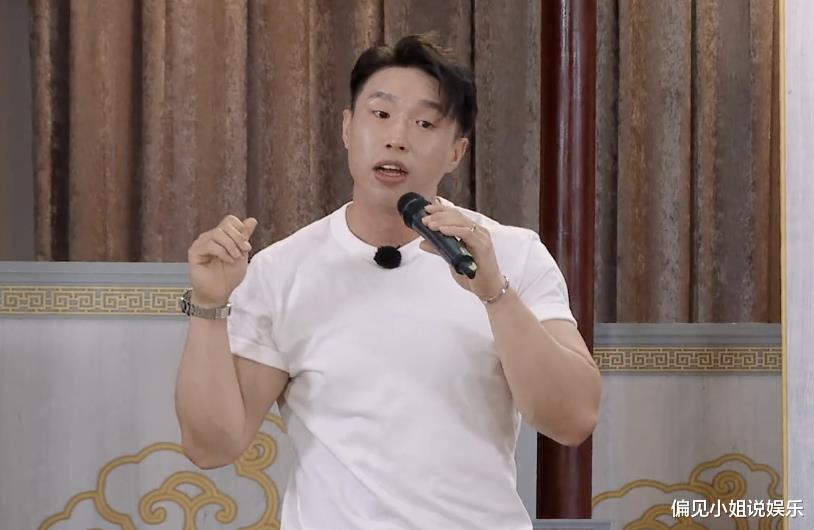 德云社|德云社烧饼惨遭打脸！节目中花式秀恩爱，在家却被赶到客厅睡觉