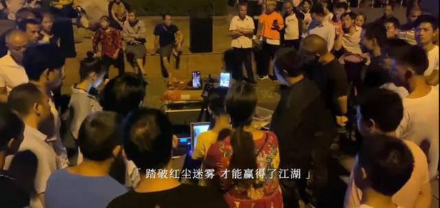 福林妈咪|12岁男孩，直播替妈妈还卡贷，背后辛酸是父母的不成熟