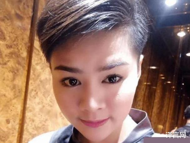 诗妮娜|泰国35岁王妃诗妮娜出狱首秀，比42岁王后更挺拔，国王短发嫔妃跪地服侍
