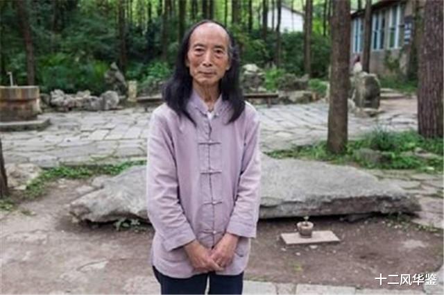 西江千户苗寨|他隐居深山修行20年，原以为一贫如洗，却靠一堆石头成亿万富翁