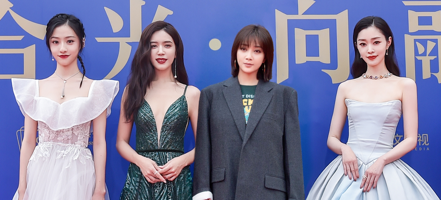 倪妮|明星红毯颜值大赏:殷桃穿着保暖惨遭嘲,倪妮惊艳亮相获好评