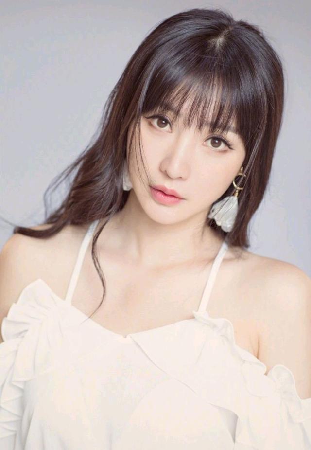 发型▲景甜不愧是“人间富贵花”，穿吊带礼服挡不住凹凸感，40岁太丰满