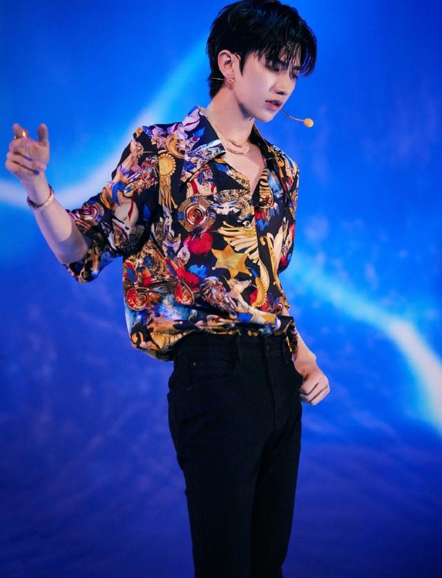 『皇后乐队』蔡徐坤新歌《情人》舞台首秀，复古花衬衫超抢眼，浪漫又不羁！
