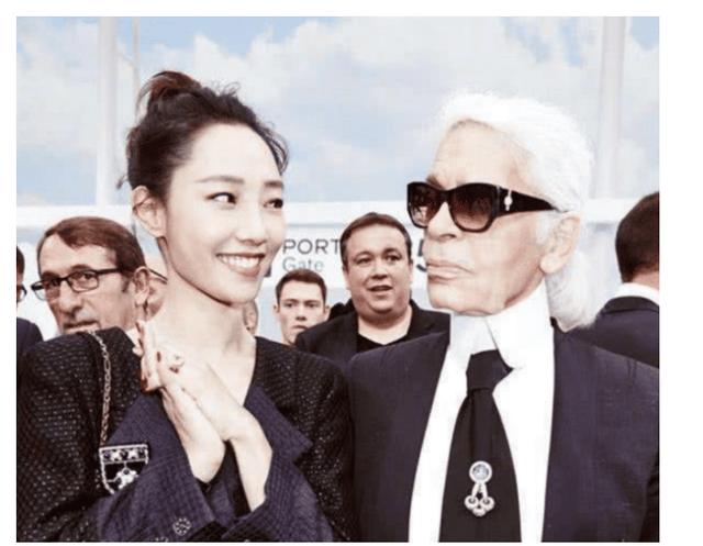 老佛爷|香奈儿老佛爷，和女星合照都是高冷脸，唯独看到她瞬间变了