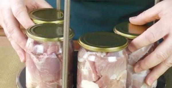 『』老外把8斤猪肉，切好放瓶子里，不加一滴水，半年后打开“懵”了