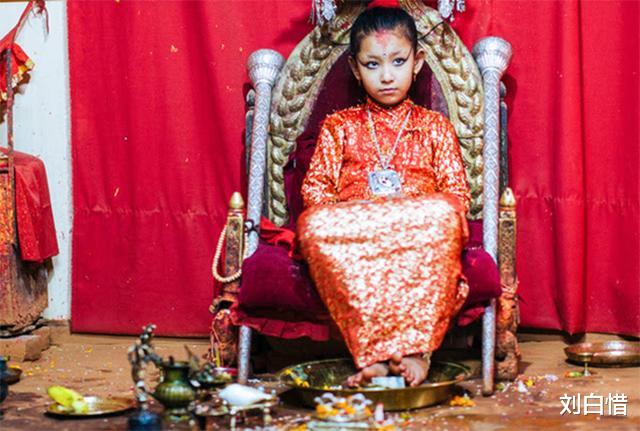 女孩|尼泊尔\活女神\：双脚不能触地，无完整童年，退休后月发3000卢比