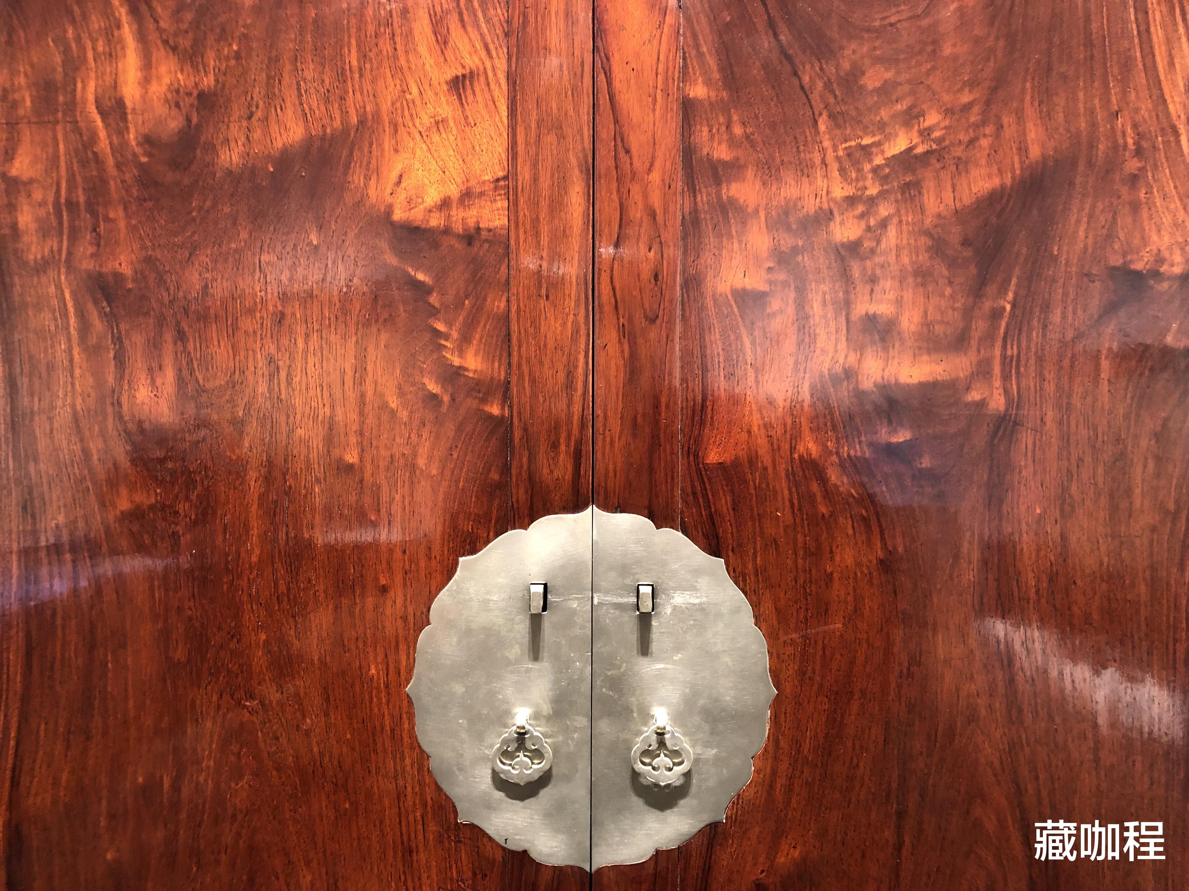 文玩：柜门上霞光万丈，黄花梨一木四开谁与争锋