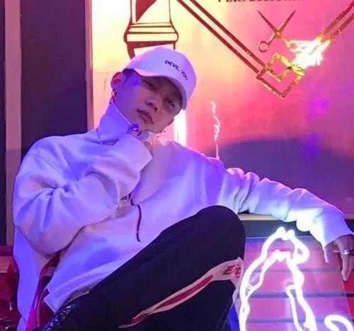 pg one|pgone复出演唱半路被迫叫停,李小璐疑隔空喊话鼓励“你是最厉害的”