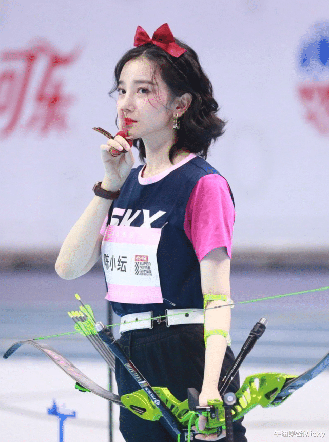 陈小纭|31岁陈小纭应小男友要求，头顶蝴蝶结参加运动会，不料美成公主