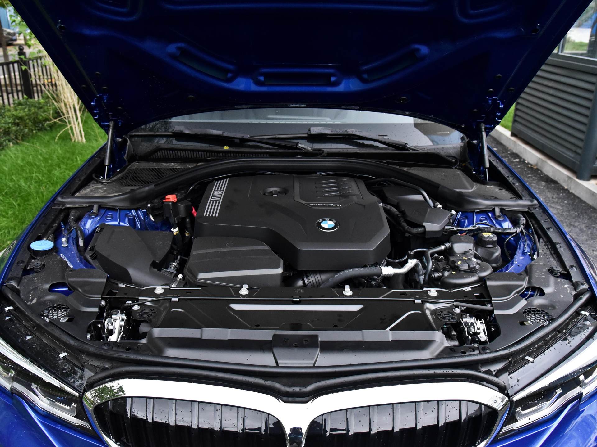 宝马3系|天使LED大灯，2.0T+8AT仅售24万，还买奔驰C?