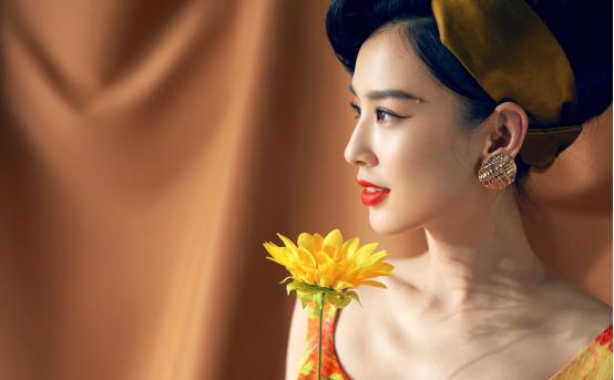 「穿衣搭配」黄圣依的“复古”造型真美，印花裙配发带，一身优雅气质太迷人