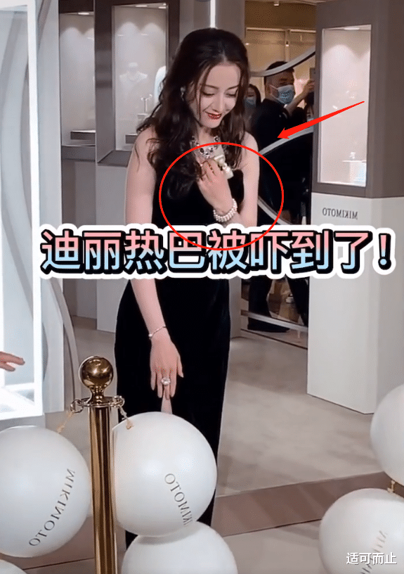 迪丽热巴■热巴“美甲”做多了？手和脸的对比亮了，脏的就像3个月没洗手！