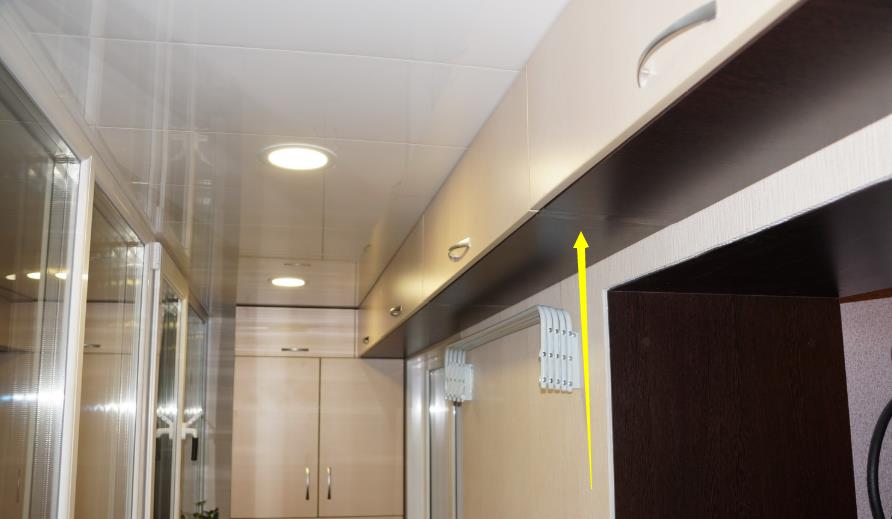 老年小妙招|阳台是承重墙不能砸,聪明人都在顶部走圈吊柜,收纳翻倍颜值满分