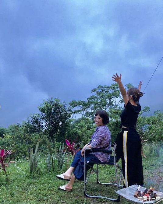「蔡依林」蔡依林母亲节晒全家福，母女三人如姐妹花，天后及腰长发超惊艳