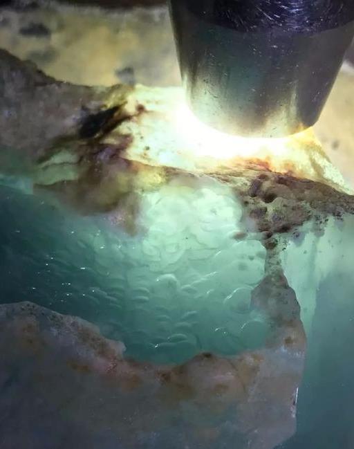 「翡翠」一块木那矿区黄沙皮，开出了市场稀有的洒金翡翠！