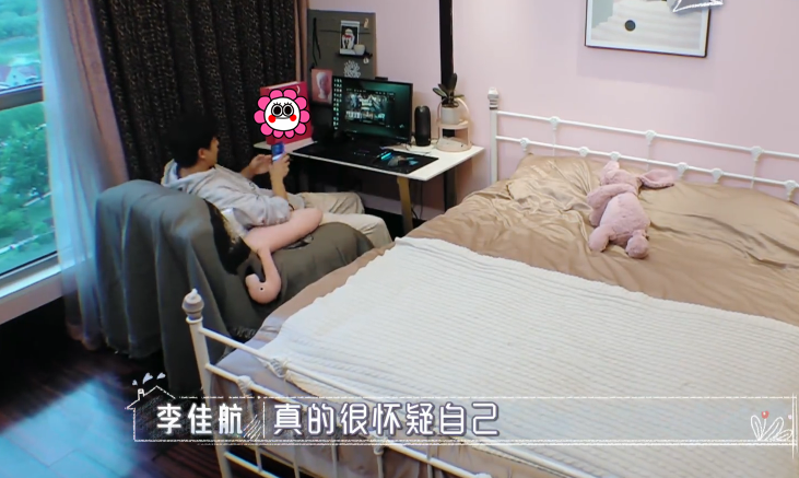 李佳航▲李佳航在家不用干家务，跟李晟分房睡，感叹做演员不够红心情焦虑