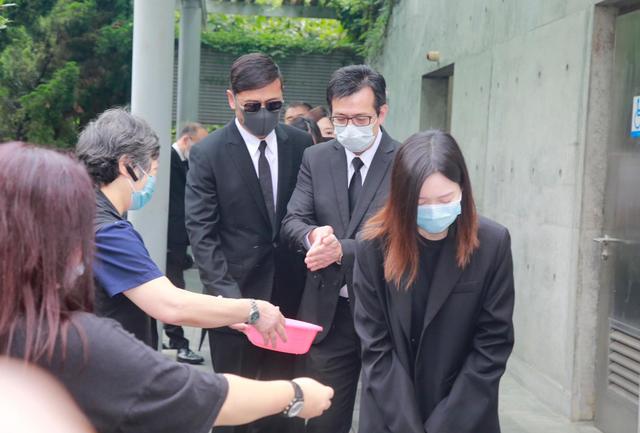 【黄日华】梁洁华出殡, 苗侨伟全程送别华嫂火化, 黄日华搂肩感谢38年友情不变