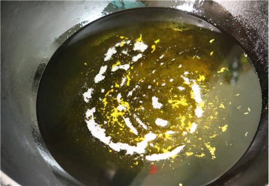 『土豆』用过的废油不要倒，教你一招，5分钟立马跟新的一样，先收藏了