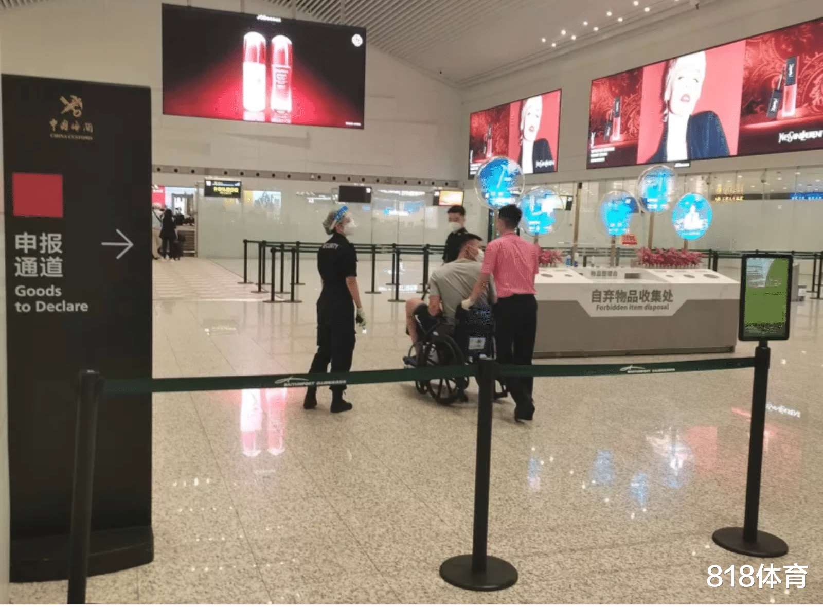 易建联|唏嘘! 易建联坐轮椅回美国治疗, 与妻儿洛杉矶团聚, 力争早日回归赛场