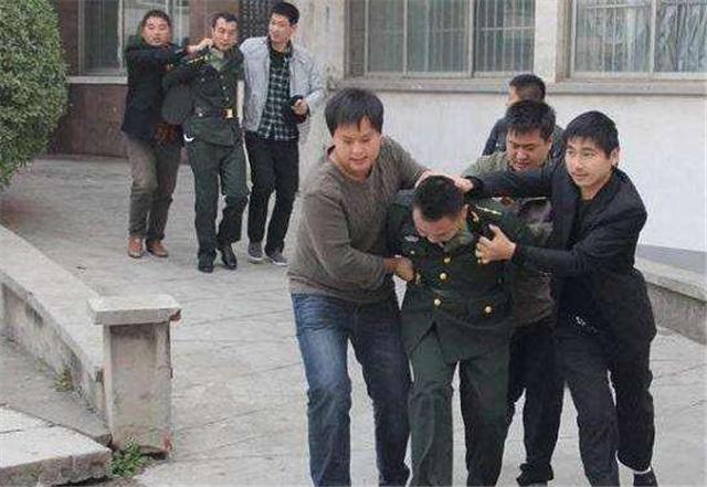 女孩|入戏太深！无业游民冒充军人行骗15年，被捕后：难道我不是少将？