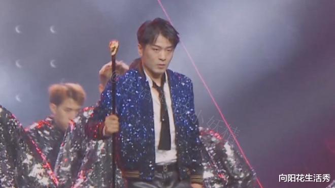 演唱会|辛巴四兄弟单膝跪下致谢，现场放出狠话：多平台切磋！