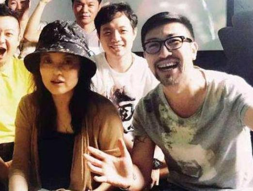 张纪中▲2010年,张纪中总往美国跑,6年后妻子与干儿子夜会3小时画面曝光