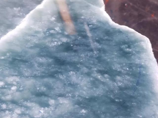 翡翠手镯|切开一块翡翠原石乍一看很多棉，大悲！细观，雪花棉，欣喜