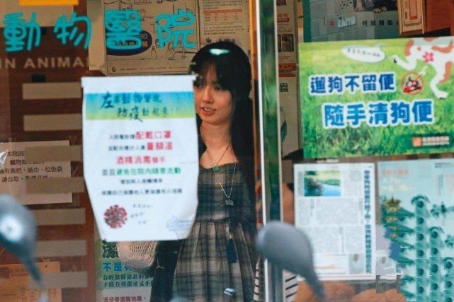 郭碧婷|郭碧婷孕肚被曝光后首晒照，怀孕还涂指甲油，向佐赶来甜蜜留言