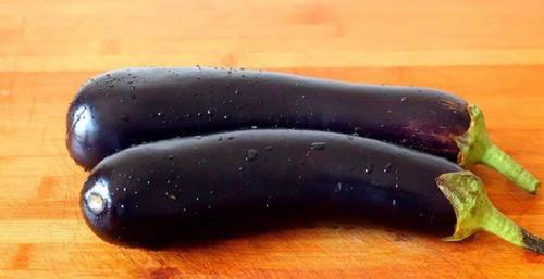 茄子▲炒茄子时，先放油是大错特错，只需多加这1步，茄子软嫩不吸油！