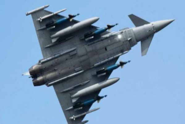 台风战机|出人意料！枭龙狗斗中打爆台风战机，印方空军要慌了