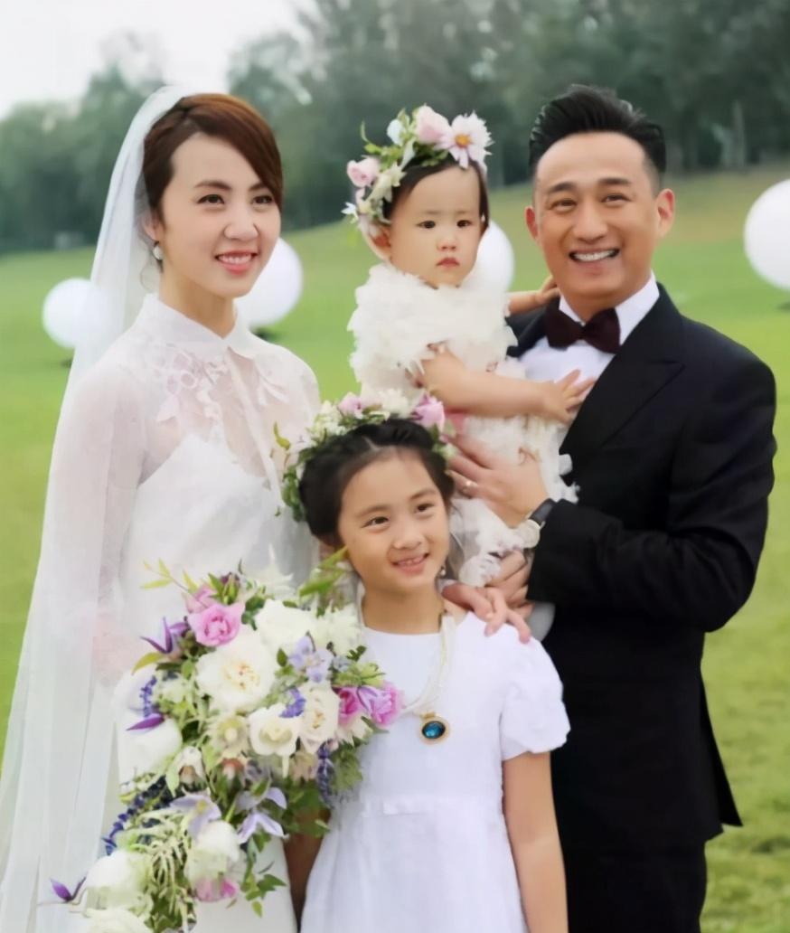 黄磊|他与音乐才女“纠缠”多年，转身娶自己学生为妻，却被同学晒出亲密照