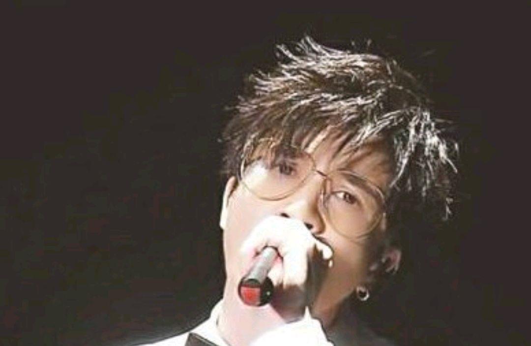 『薛之谦』薛之谦这首歌的前奏令人心碎,每一句充满了深情,扣人心弦