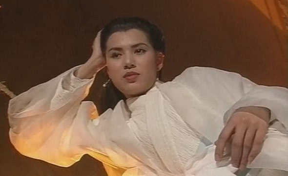 琼瑶剧|杨紫太胖演不成“小龙女”?看她躺绳子的一瞬间,网友:这是从书里走出来的?