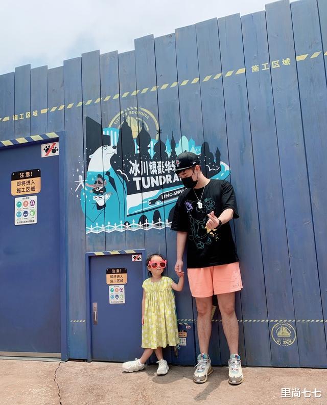 陈赫|陈赫首晒二胎正脸照！扛大女儿抱小女儿变慈父，俩娃模样都像他