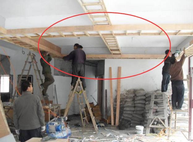 「木工」老木工告诉你，客厅到底装不装吊顶好呢？我家装错后悔了