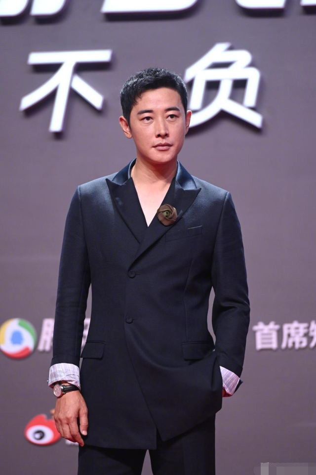 唐嫣|红毯竞艳，唐嫣复出肢体语言僵硬，乔欣跟张嘉倪的礼服一言难尽