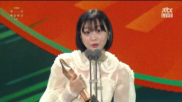 『金多美』梨泰院开启领奖模式！金多美击败韩素希，如愿捧得最佳新人奖