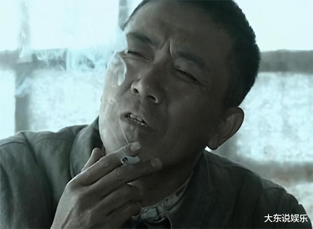 李云龙|亮剑3：同样是抽烟，李云龙抽自制卷烟，你看他抽啥？