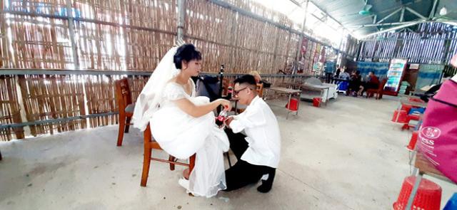 睹图|失去双臂男子通过努力当上老板，如今还娶了小自己11岁的妻子